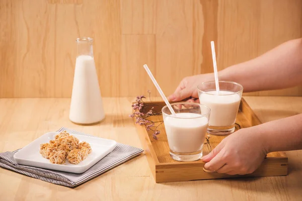 süt gözlüklü tepsi