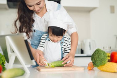 Anne ve kızı sebze yemek