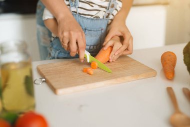 Anne ve kızı kesme havuç