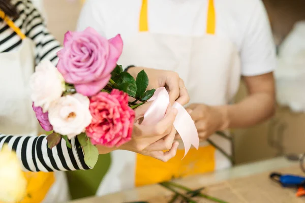 Floristas masculinos y femeninos —  Fotos de Stock