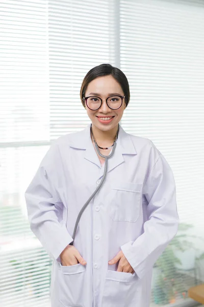 Felice medico femminile — Foto Stock