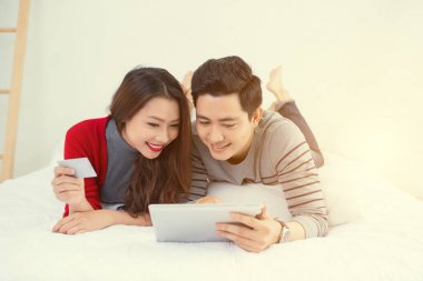 tablet ile yatakta yatarken Çift