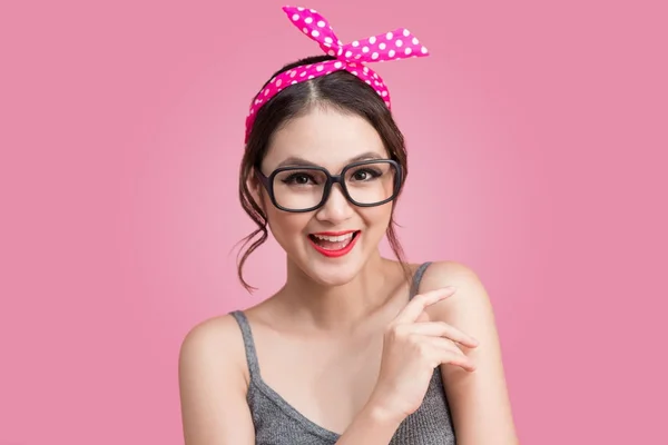 Dívka v brýlích oblečený v pin-up stylu — Stock fotografie