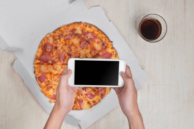 Smartphone ve lezzetli pizza
