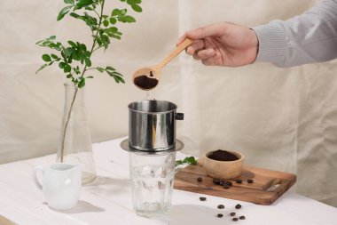 Vietnam usulü kahve damlıyor.