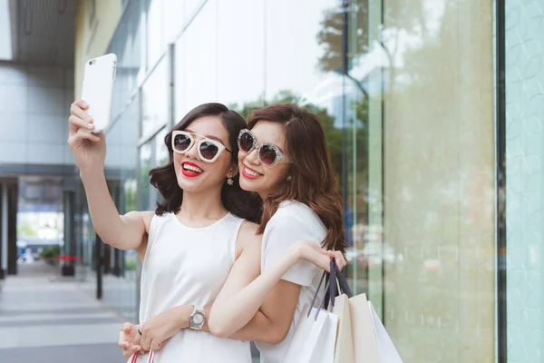 Dwie dziewczyny przy selfie — Zdjęcie stockowe