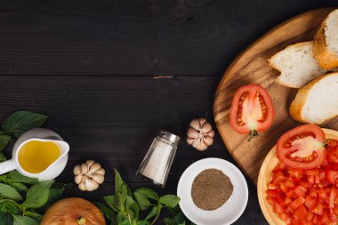 İtalyan domates bruschetta hazırlanıyor 