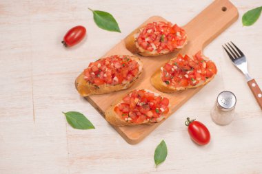 Közlenmiş domates ile İtalyan bruschetta