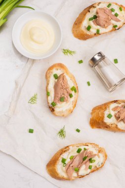 Bruschetta ton balığı, soğan ve mayonez ile.