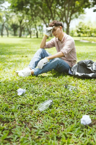 Homem agachado em desperdício — Fotografia de Stock