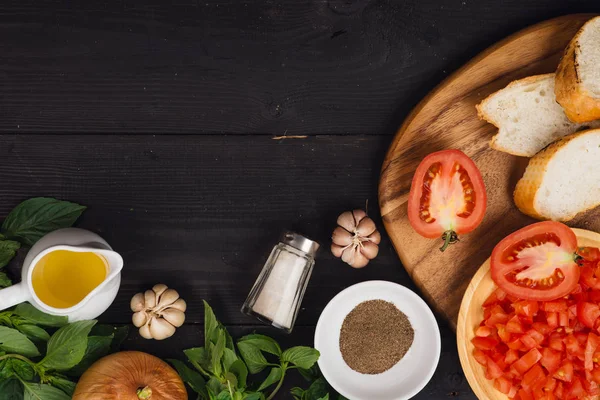 İtalyan domates bruschetta hazırlanıyor 