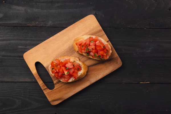 Italienska bruschetta med rostade tomater — Stockfoto
