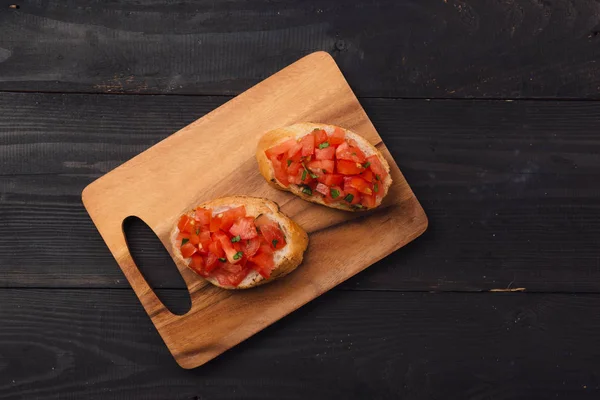 Bruschetta italiana con tomates asados — Foto de Stock