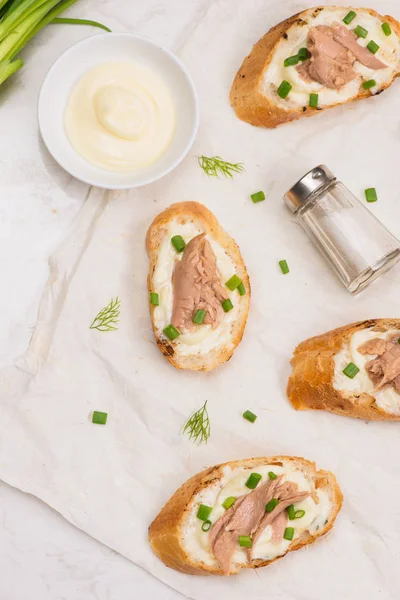 Bruschetta ton balığı, soğan ve mayonez ile.
