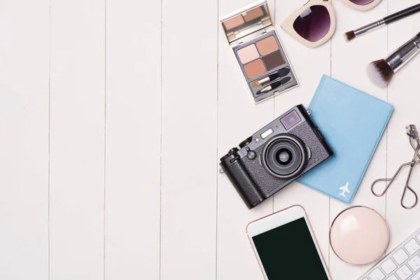 Cosméticos femininos e itens de moda — Fotografia de Stock