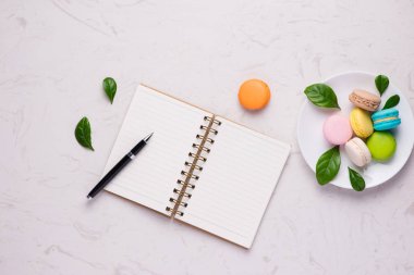 Mermer masa üzerinde renkli macaroons