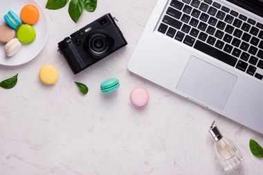 Bademli kurabiye, kamera ve dizüstü