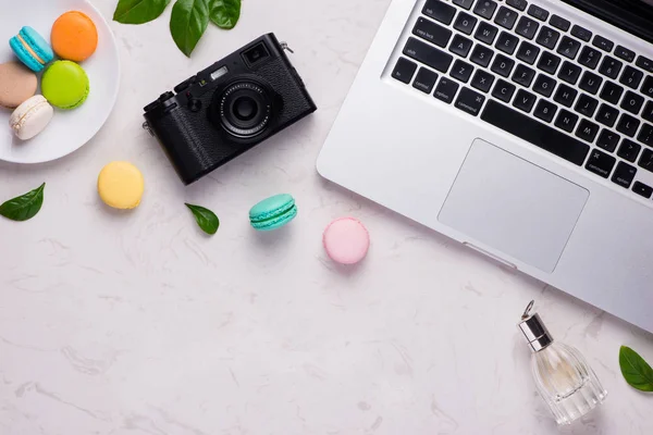 Bademli kurabiye, kamera ve dizüstü