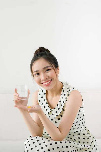Chica beber agua con pastillas — Foto de Stock
