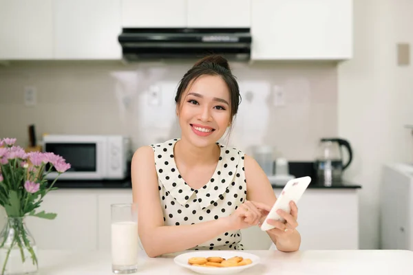 Mujer cocinando en la cocina — Foto de Stock