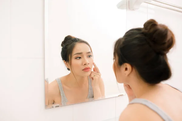 Женщина смотрит в зеркало — стоковое фото