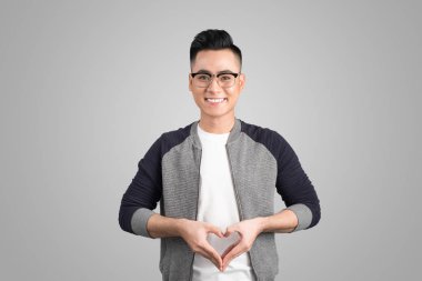 adam elleriyle kalp şekil verme