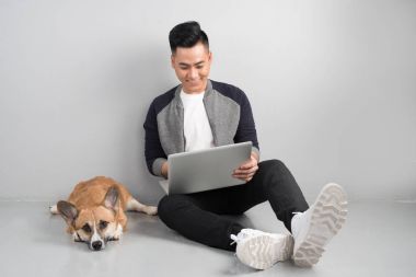 dizüstü bilgisayar kullanan adam