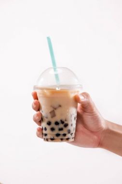 kabarcık çay tutan el 