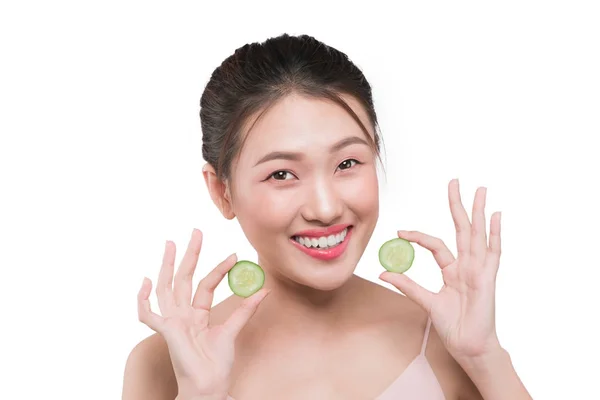 Asiatique femme avec concombre tranches — Photo