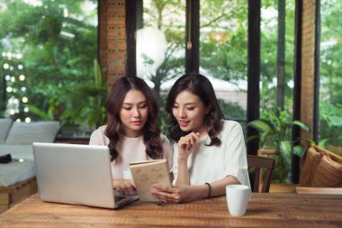 arkadaşlar laptop ile çalışma