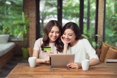 nők segítségével digitális tabletta