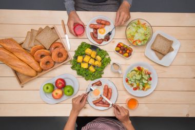 Arkadaş grubu yemek zevk
