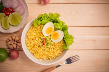 Hazır erişteler kasede 