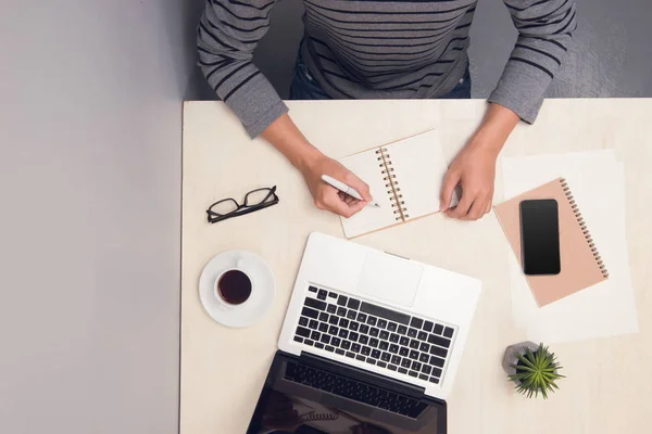 Empresario trabajando en escritorio de oficina — Foto de Stock