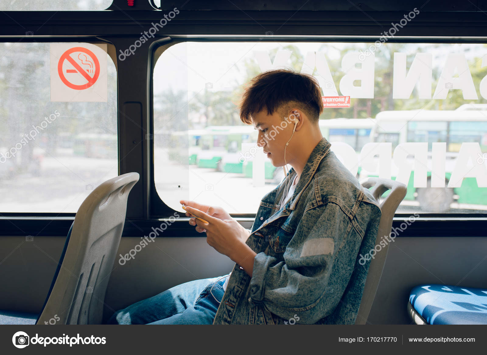 Сидя в автобусе пассажир. Люди в троллейбусе. Сидя в автобусе пассажир. Мужчина в общественном транспорте. Люди в транспорте.