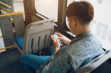 Otobüste ayakta adam