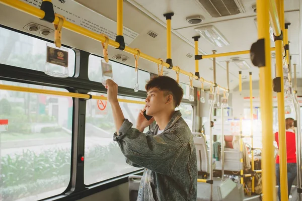 Hombre de pie en autobús — Foto de Stock