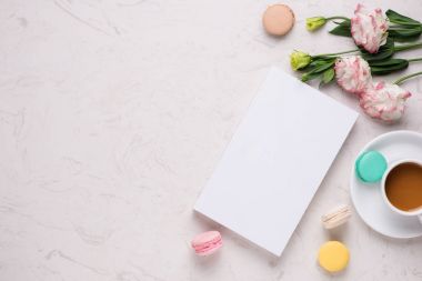 Bir fincan kahve ve kurabiye.