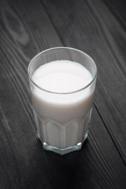 Süt bardağı masada.