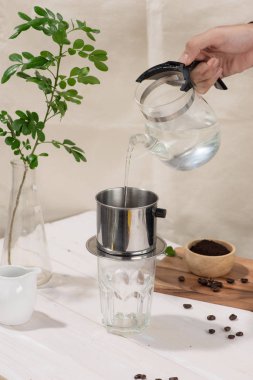 Vietnam usulü kahve damlıyor.