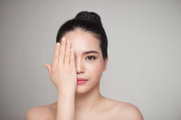 Mujer cubriendo su ojo con la mano — Foto de Stock