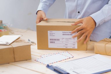 Teslimatçı ambalaj kutusu