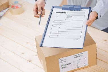 alıcı formu sunan adam