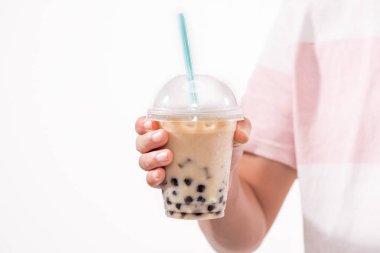 kabarcık çay tutan el 