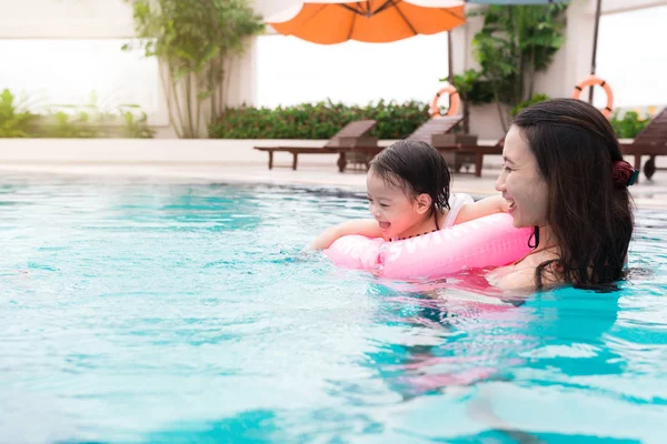 Mãe e filha se divertindo — Fotografia de Stock