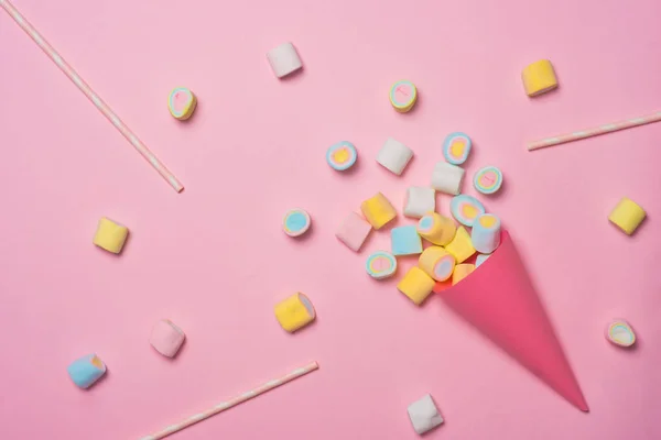 Pastel marshmallows op een roze — Stockfoto