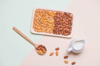 Badem ve süt şişesi