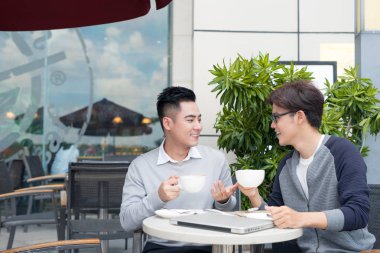 Kafede oturan iki iş adamları 