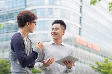 Bilgi tartışırken iş adamları