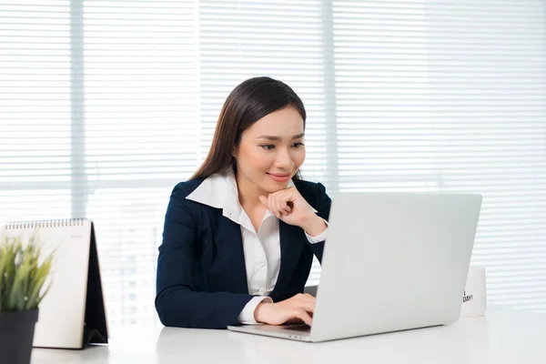 Businesswoman sitting with laptop — Stock Photo, Image